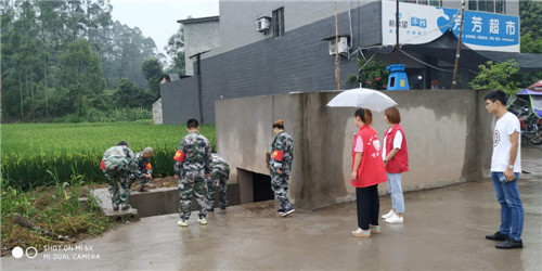 青神县：基层干部坚守防汛一线