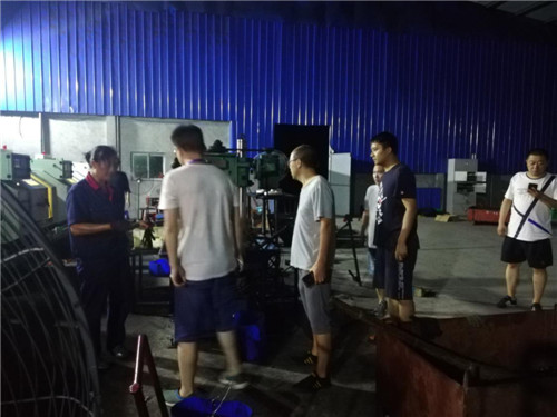 东坡区：生态环境局深夜检查企业治污情况