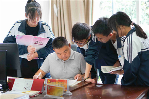 丹棱中学里学生正和老师在进行讨论.jpg