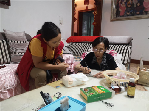 青神县：社区网格员贴心照顾独居老人
