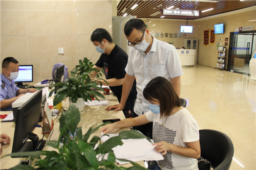 丹棱县纪检监察干部在县市民中心对窗口部门落实营商环境措施开展监督检查.jpg