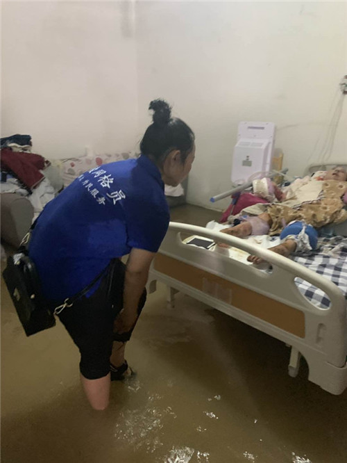 涉水探望医院病人.jpg