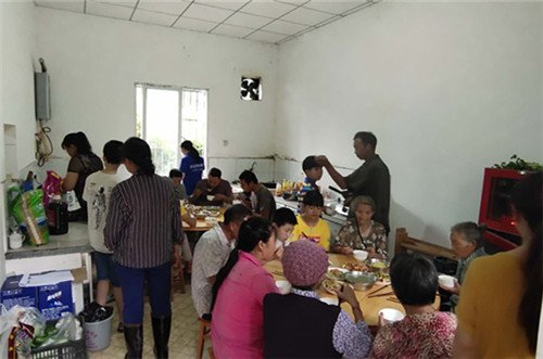 安排受灾群众午餐.jpg