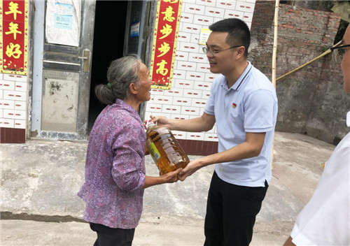 市承平港务有限公司党支部党员为贫困户送去食用油.jpg