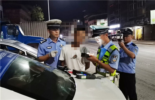 华蓥市：高兴派出所严查酒驾违法行为