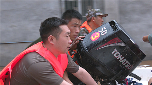 苏腾蛟同武警官兵参与救援.jpg