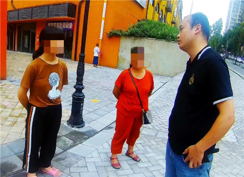 前锋区：民警耐心劝回离家出走少女