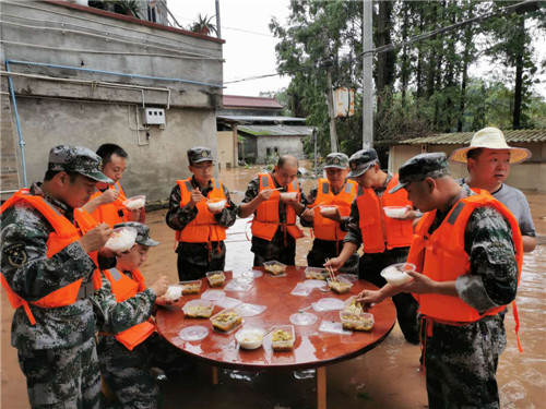 青神县：青竹街道民兵冲在抗洪救灾第一线