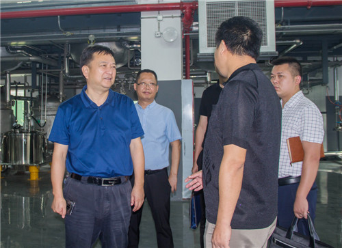 8月20日，欧彦（左一）带队到四川新青阳药业实地查看生产车间，了解生产面临的问题和困难..jpg