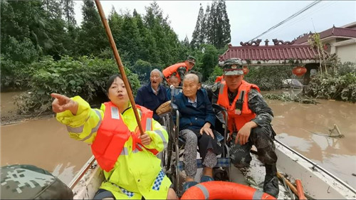 洪雅县：干群众齐心抗洪救灾