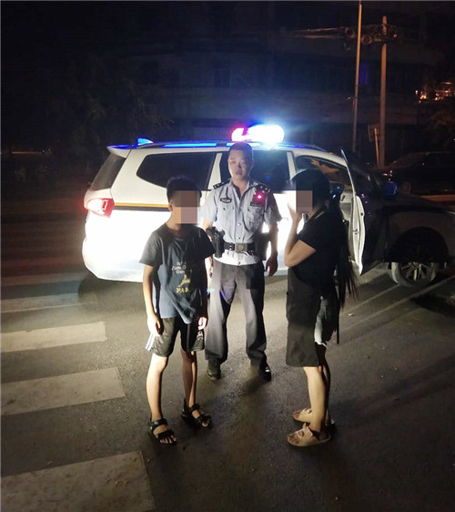前锋区：民警深夜找回离家出走孩童