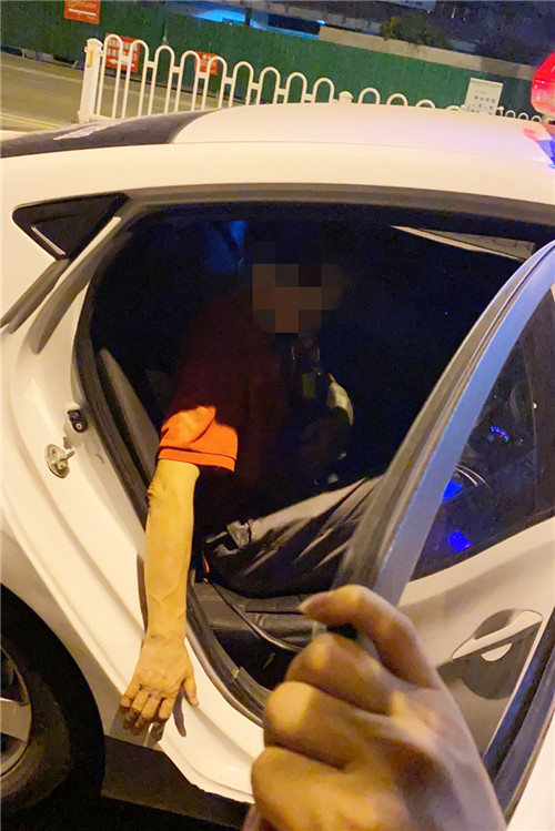 民警救助醉酒男子.jpg