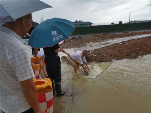 与时间赛跑 与困难作战 与洪水搏击