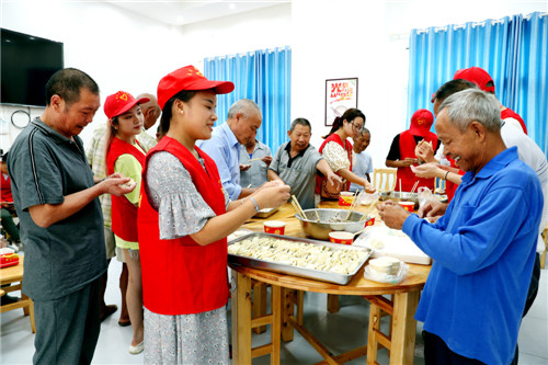 龙台镇：志愿服务情暖敬老院