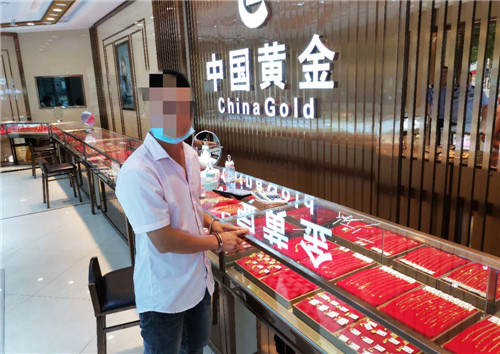 前锋区：男子盗走金店营业员手机