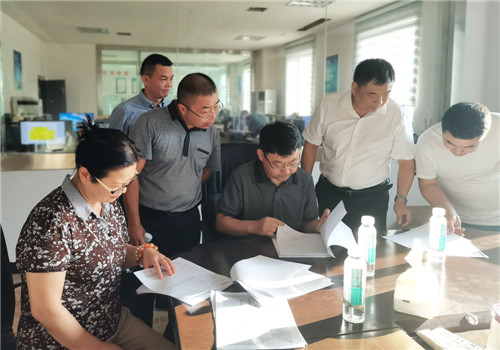 8月25日，张泽军（中）在广安市岳池县检查四川省银丰食品有限公司的进货台账.jpg