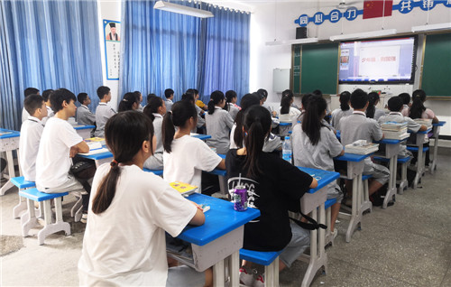 代市初中：召开“开学第一课”工作会议