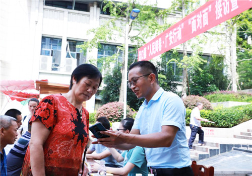 沿口镇党委副书记侯昌林参加街头问政.jpg
