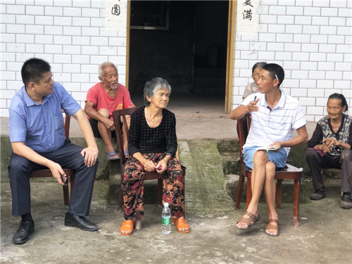 沿口镇党委书记肖峰在高滩村与群众亲切座谈.jpg