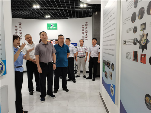 参观社区科普禁毒知识长廊.jpg