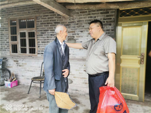 青神县：退役军人事务局走访慰问抗战老战士