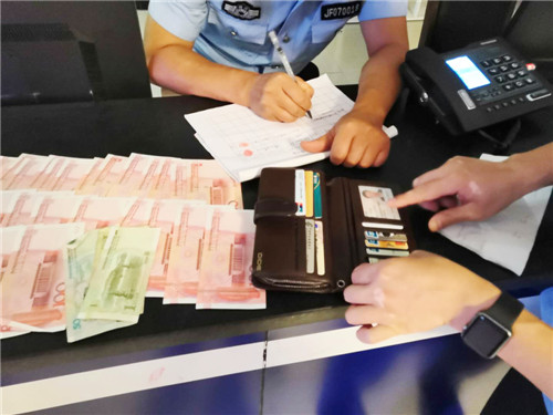武胜县：出租车驾驶员拾金不昧