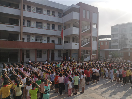 武胜县：鼓匠小学举行“一路同行 感恩有你”主题升旗仪式