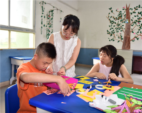 邻水县特殊教育学校师生一起制作教师节贺卡.jpg