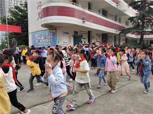 彭山区：鹏利小学开展人防应急演练活动