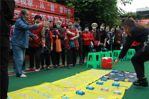 纳溪区：“迎中秋、庆国庆”小区居民开心过“双节”