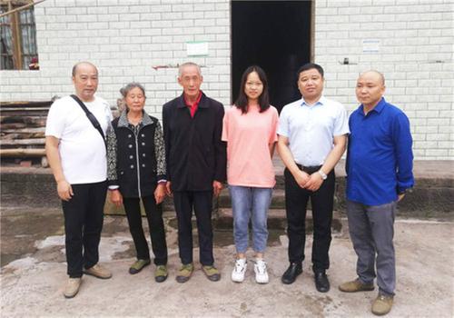 武胜县粮储中心助贫困学生圆梦大学