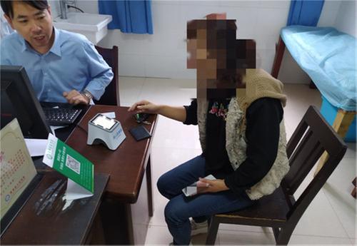 青神县：送学家长突发疾病 护学交警及时援手