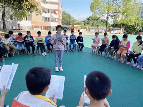 武胜县：鼓匠小学举行阳光阅读分享会