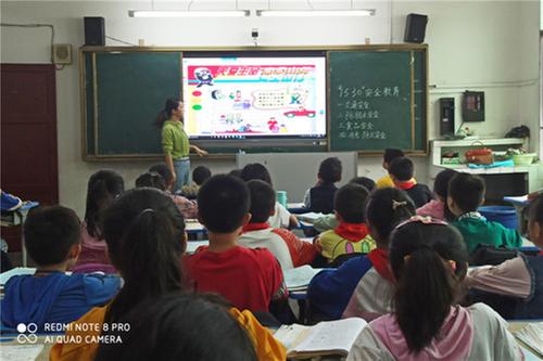 前锋区：代市小学召开假前安全教育主题班会