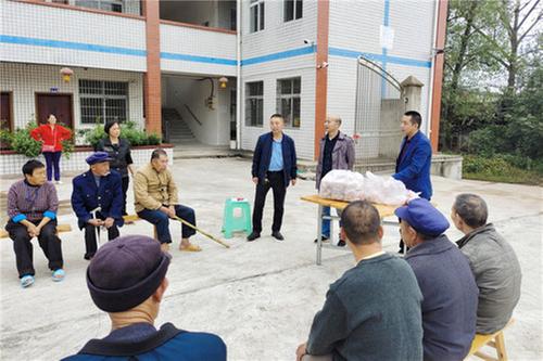 秦溪镇：开展慰问敬老院特困老人活动