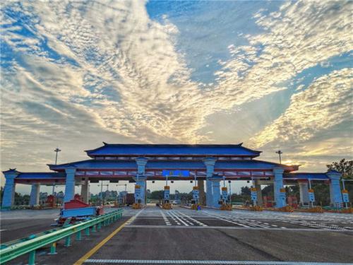 成乐高速公路彭山互通“双进双出”升级“五进八出”