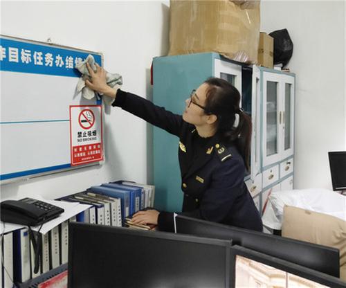 武胜县海事处开展环境卫生大扫除