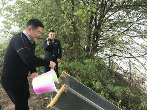 东坡区：公证增殖放流助力生态文明建设