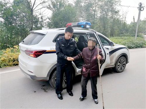 华蓥市、岳池县两地警方接力将走失老人送回家
