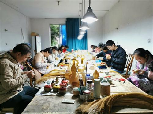 青神县：竹编大师编织精品喜迎竹博会