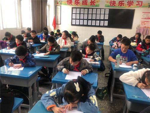 雷波县：城关小学开展“汉字听写 ”主题活动
