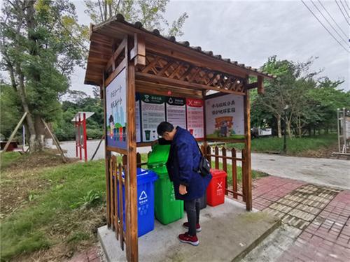 青神县：1040个垃圾亭让垃圾们“各回各家” 