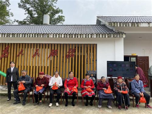 白果乡：开展敬老爱老服务活动