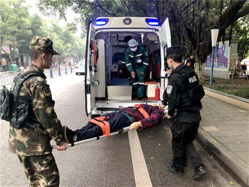 华蓥市：特警迅速救助摔倒老人