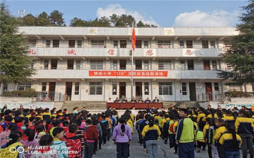 花丛镇：镇庙小学举行消防应急疏散演练暨法制安全教育活动