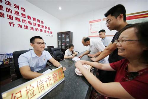 纪检干部靠前接访 一线倾听群众呼声