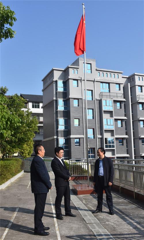巴州区教科体育局领导莅临羊凤小学调研