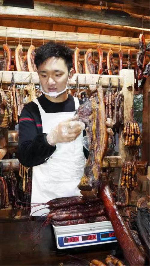 青神县：直播带货助农副产品卖向世界