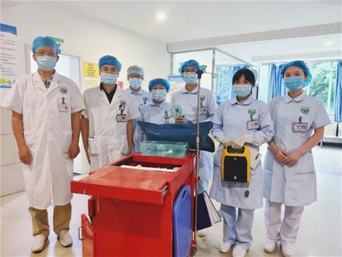武胜县人民医院：医护齐心协力挽救生命
