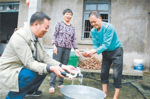 熊联国：关心群众疾苦的“田坎书记”